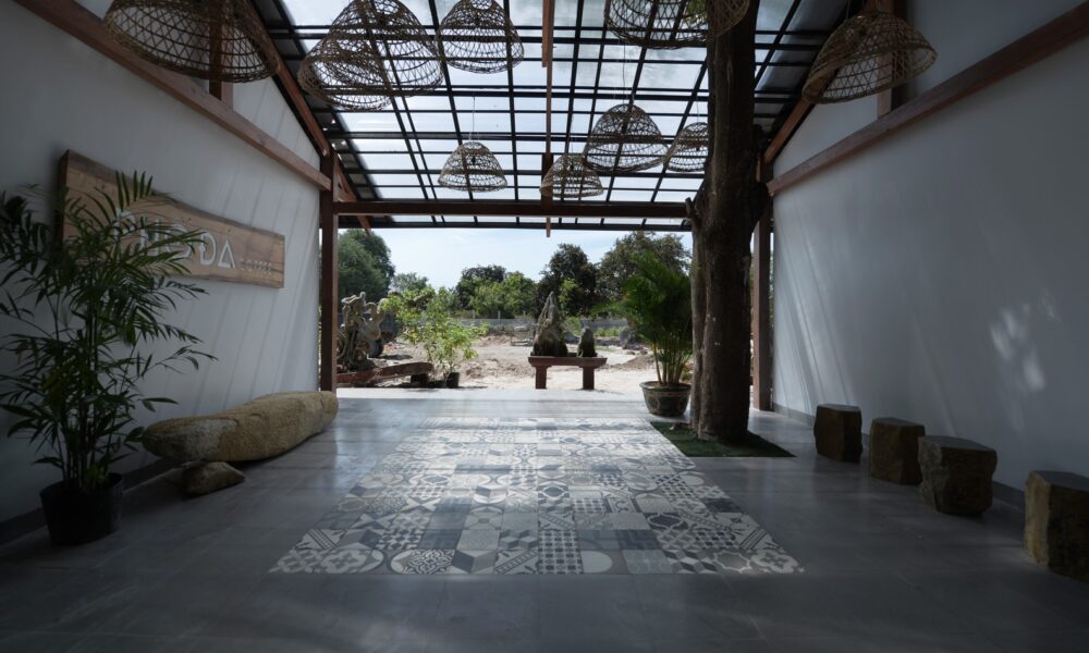 Không gian giữa lấy sáng của Phố Đá Coffee 