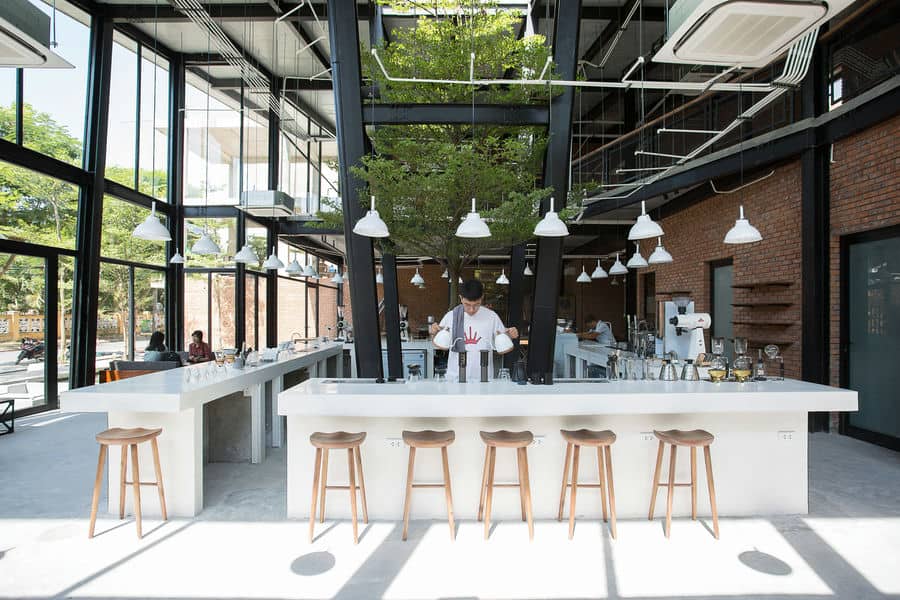 Barista thực hiện những kỹ thuật pha chế