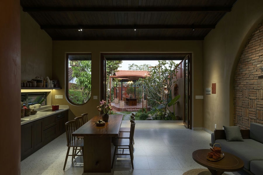 Phòng khách và bếp được bố trí bên ngoài, cách xa phòng ngủ một khoảng.