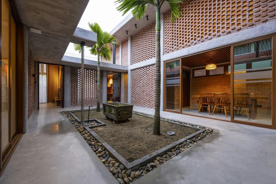 Tất cả các không gian đều được mở công khai ra sân này,