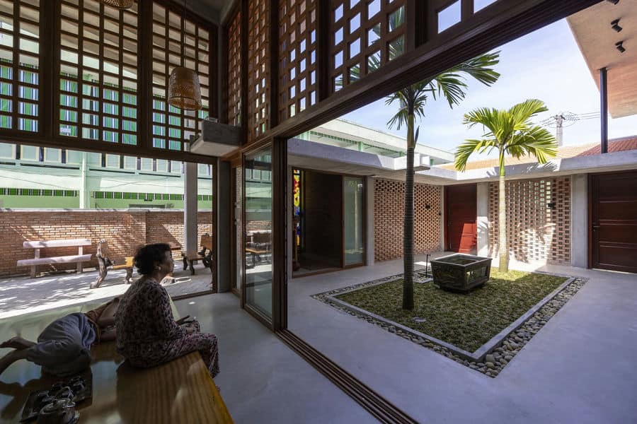 không gian nhìn về sân trong