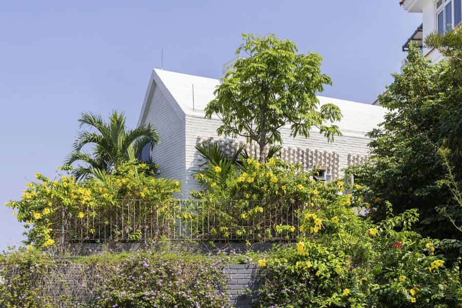 một ngôi nhà nhỏ duyên dáng, ấm cúng ẩn mình giữa khung cảnh thiên nhiên bao la.