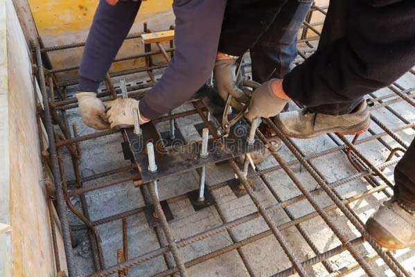 Lắp bu lông chân cột cho nhà thép