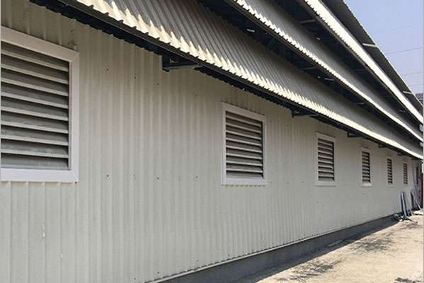 Dùng mái hiên, lam che nắng và khoảng đệm chống nóng cho nhà thép